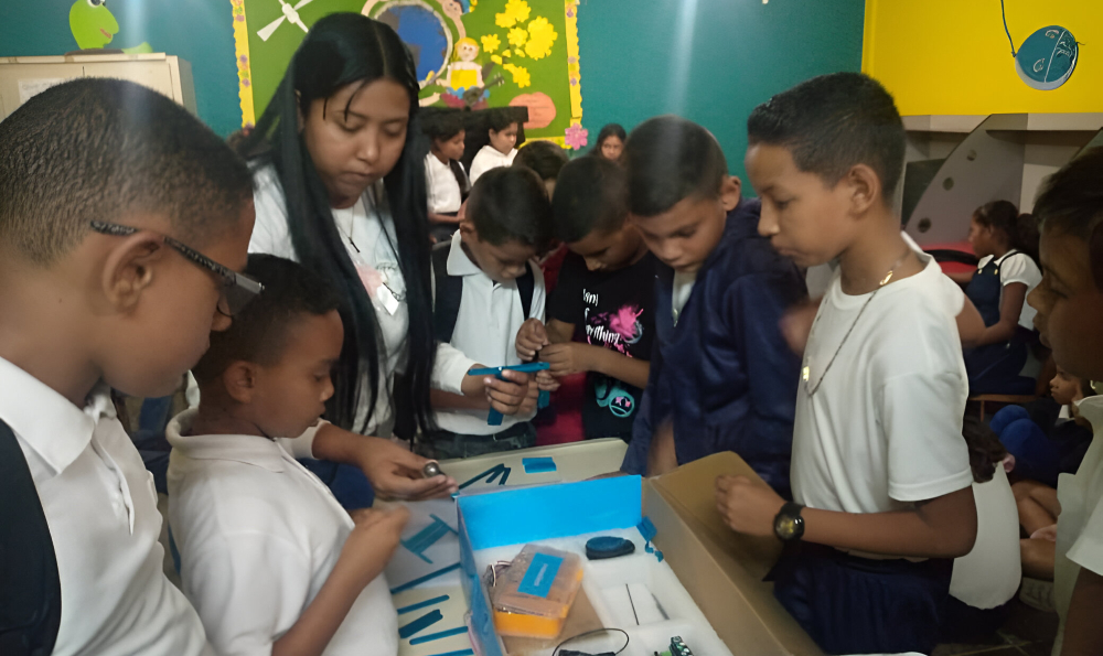 Niños de 6to grado reciben taller de Robótica en la U.E.B «Isaías Ruiz de Coronado»