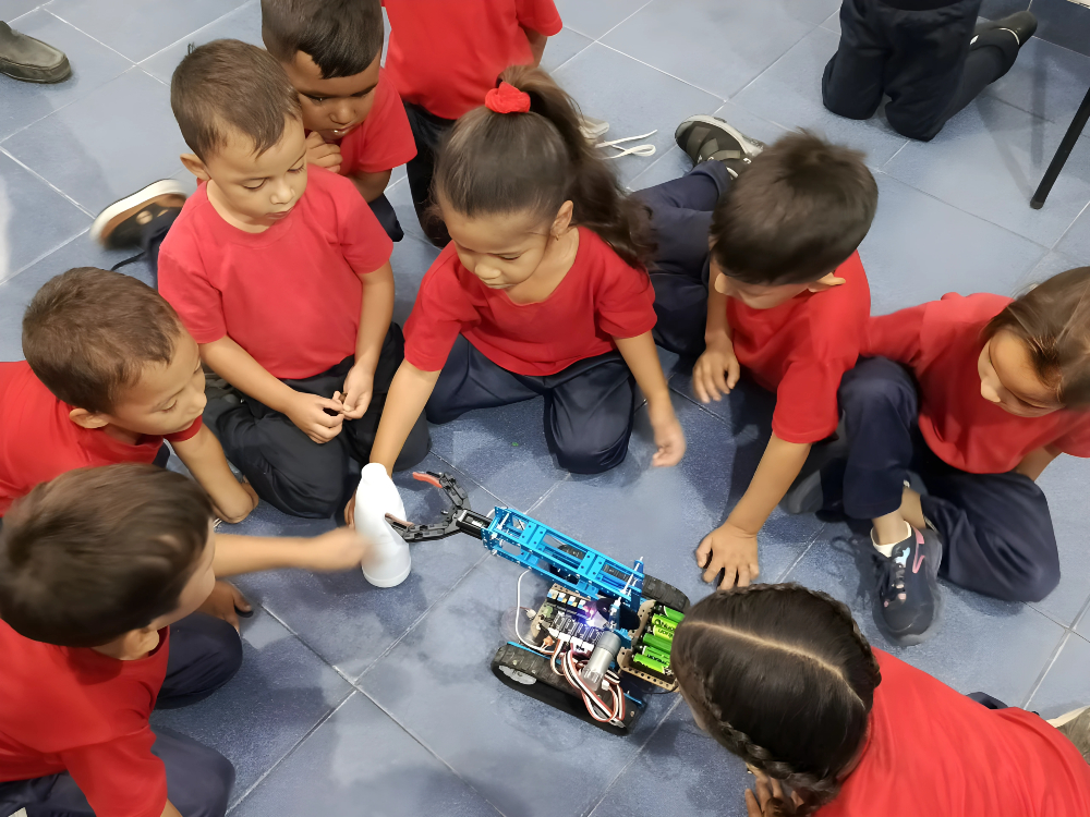 ¡Explorando el Futuro! Niños y Niñas en un viaje de descubrimiento tecnológico en el Infocentro Coronel José Olivar
