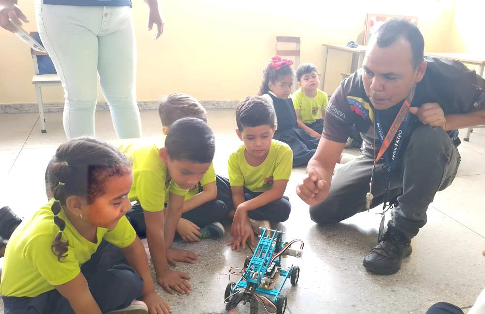 Manuelita Saenz recibe formación de Robótica Educativa