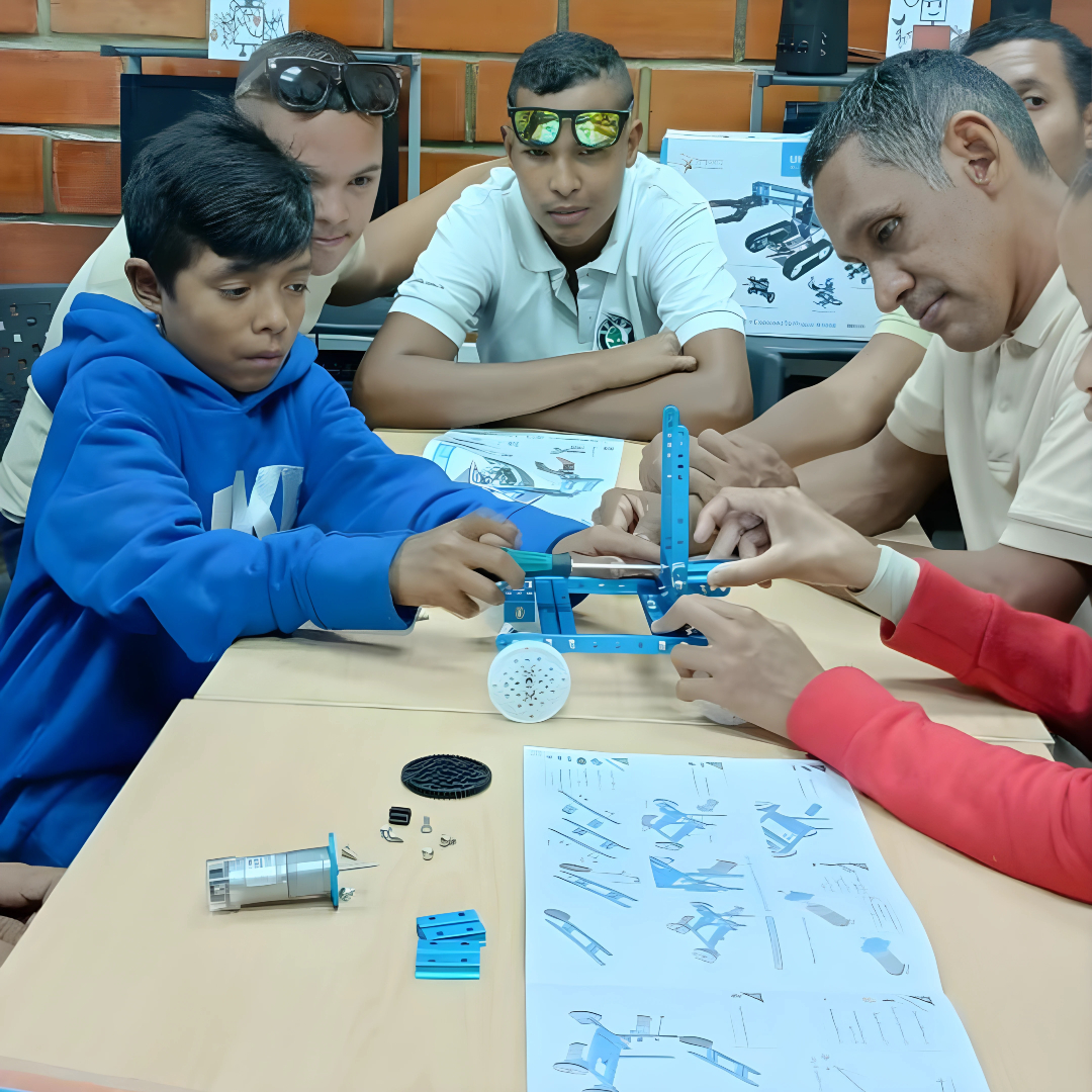 Estudiantes del TEL Carlos Sanda Pérez se Sumergen en el Mundo de la Robótica en el Infocentro Buenaventura