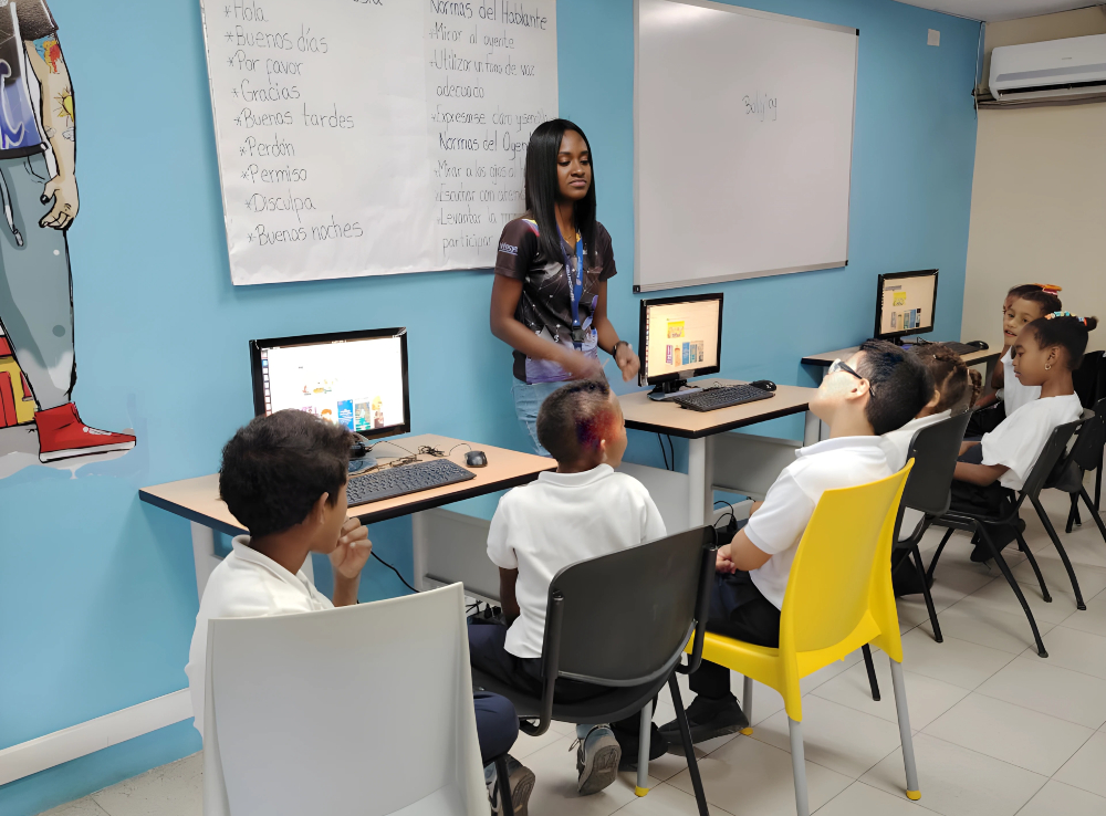 Facilitadoras del Infocentro Biblioteca de Chuspa Imparten Charla Crucial sobre Seguridad Digital y Ciberbullying