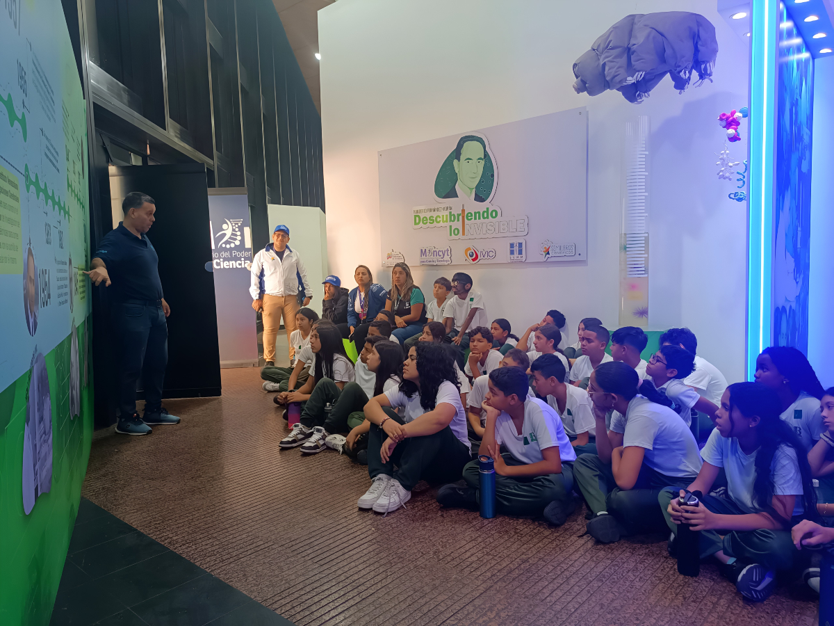 CNTI y Fundación Infocentro promueven las Ciencias de la Computación en niños con taller didáctico en 2025