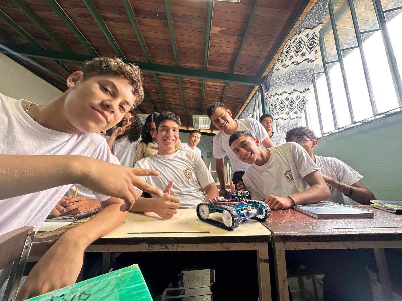 Estudiantes del Complejo Educativo Exeario Sosa Luján se sumergen en el mundo de la Robótica Educativa