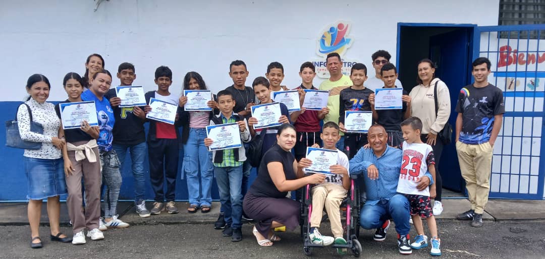 Construyendo el futuro: Jóvenes venezolanos se abren camino en la robótica educativa