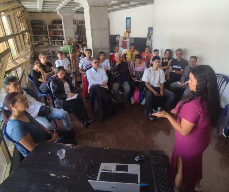 Comunicadores Populares de Mérida se Empoderan con Taller sobre Redes Sociales