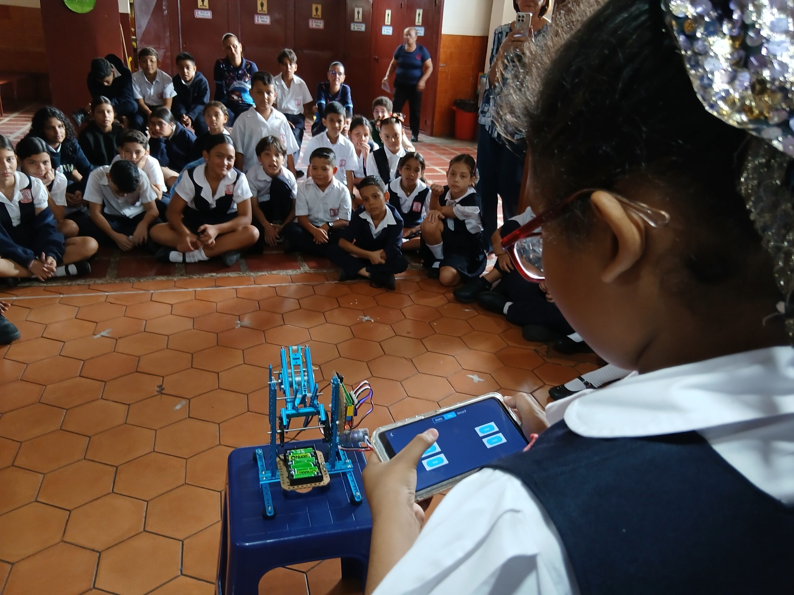 ¡100 Mentes Brillantes! Robótica Educativa Despierta el Interés Tecnológico en el Oeste de Barquisimeto.