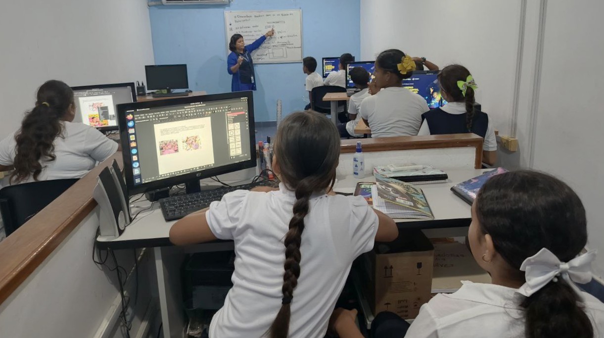 ¡Listos para el futuro! Estudiantes de Santa Lucía conquistan el mundo digital