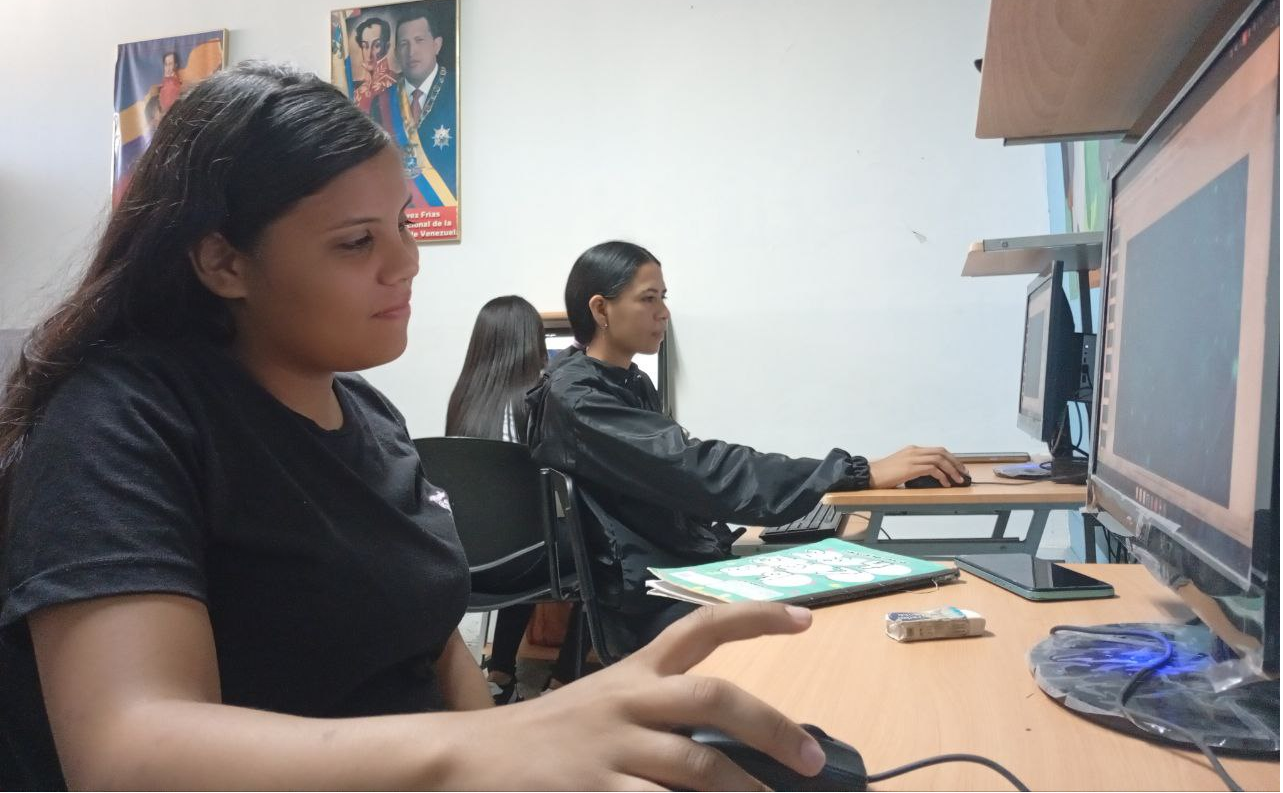 Estudiantes del Liceo Abdón Calderón inician formación en LibreOffice Impress bajo plataforma Canaima 8.3