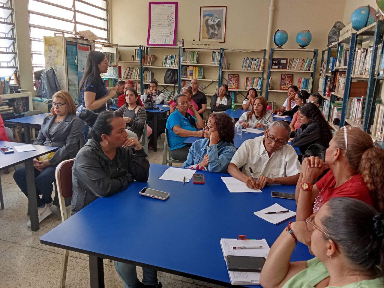 Fundación Infocentro realiza taller de formación Escuela para Padres y Familias Digitales en el Liceo José Ángel Álamo