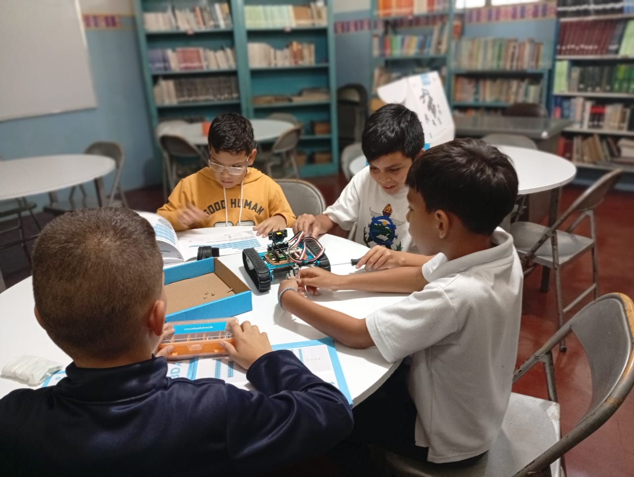 Taller técnico-práctico de Robótica Educativa en Mérida