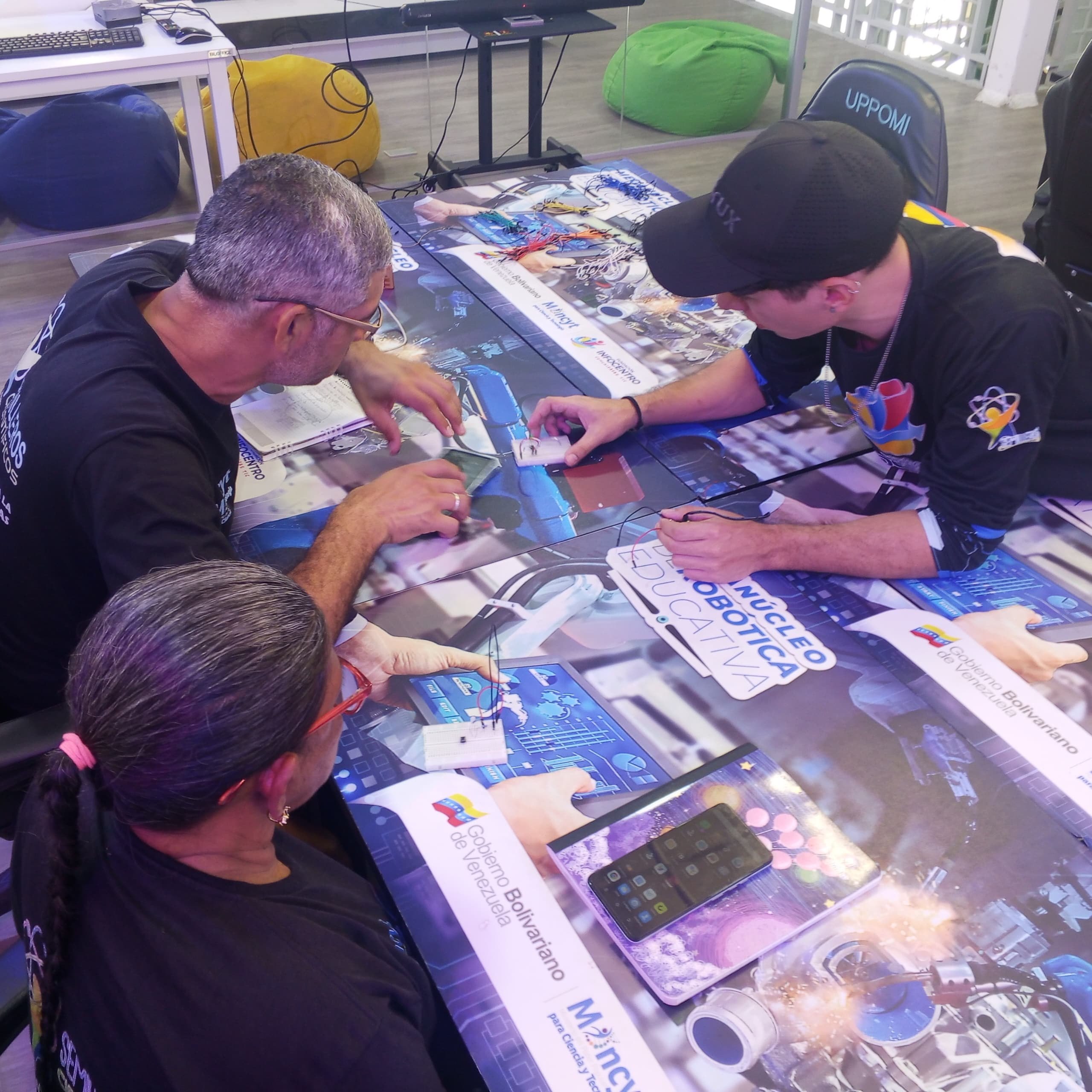 Facilitadores del Centro Didáctico de Ciencias de Aragua se capacitan en robótica creativa