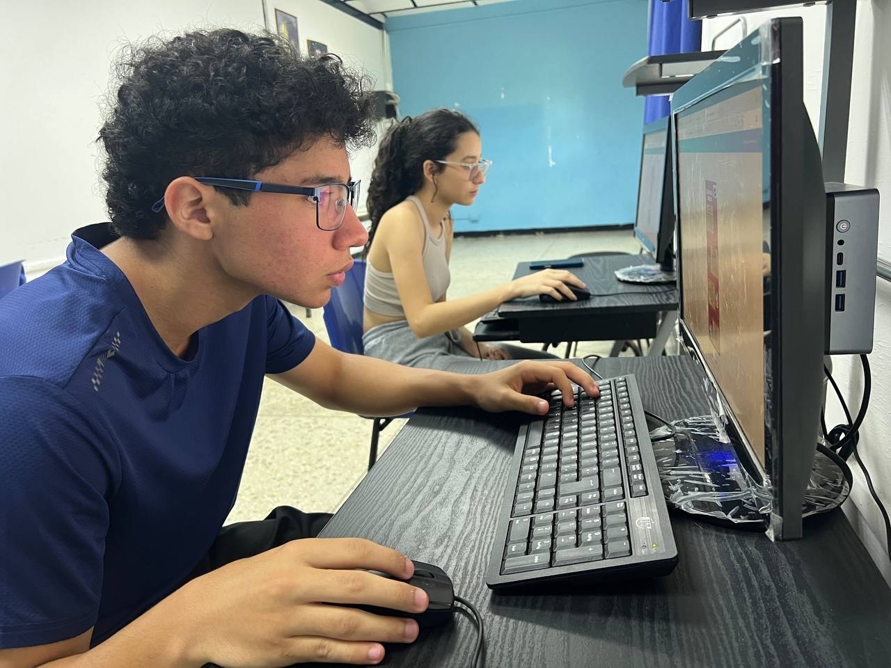 ¡Impulso al Talento Digital! Jóvenes se Capacitan en Diseño Gráfico con Canva