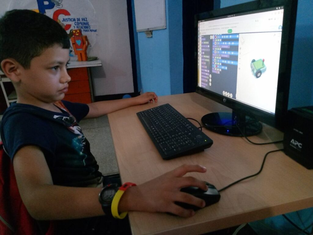 ¡Creatividad, circuitos y diseño 3D en acción!