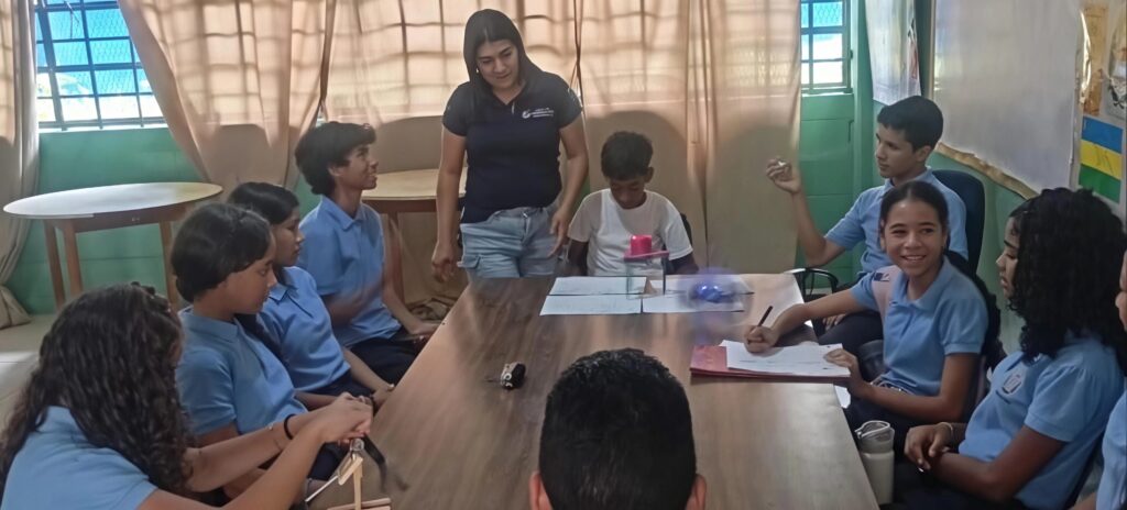 Jóvenes del Liceo Pedro María Freites impulsan la robótica educativa con proyectos de ciencia e innovación.