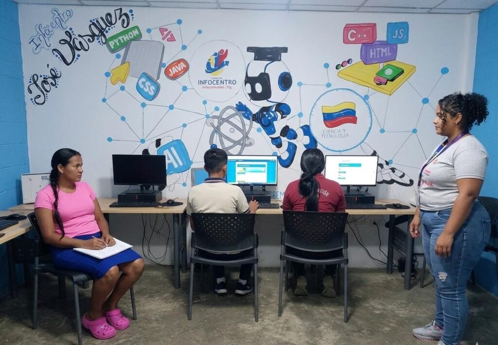 Comuna Francisco de Miranda Siglo XXI reciben taller de iniciación a la computadora