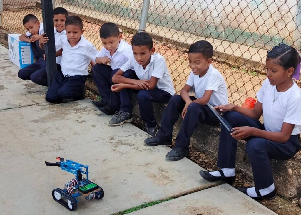Sembrando sueños tecnológicos: La robótica transforma la sonrisa de los niños en la Escuela La Batalla de Valle de la Pascua