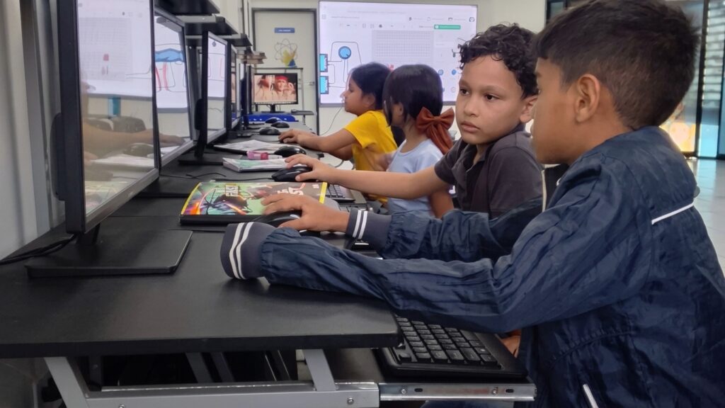 Jóvenes del municipio Maracaibo se adentran en la electrónica básica con el Curso de Robótica Educativa