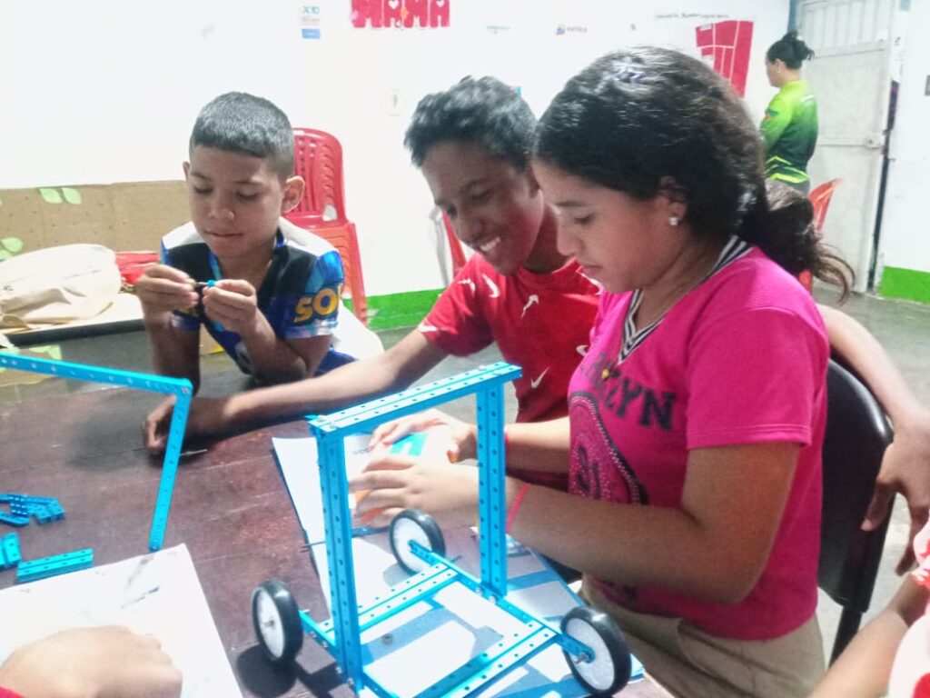 Niños y niñas del Infocentro «Antonio José de Sucre» dan vida a la robótica creativa desde su imaginación