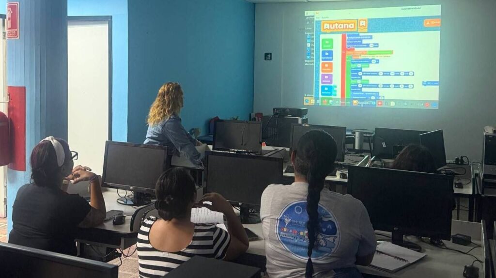 Facilitadores de Infocentro Lara se capacitan en robótica educativa con la tarjeta “Pequeños Ingenieros”