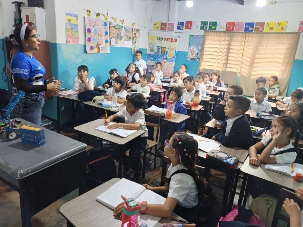 Infocentro y el Colegio Jesús el Maestro impulsan la robótica educativa y la innovación tecnológica en la juventud