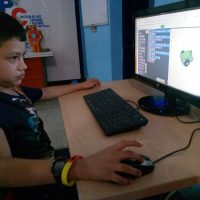 ¡Creatividad, circuitos y diseño 3D en acción!